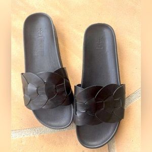 Super cute Frye leather slides.